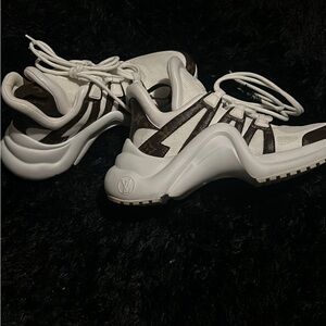 Louis Vuitton sneaker like new $500 size 38 1/2